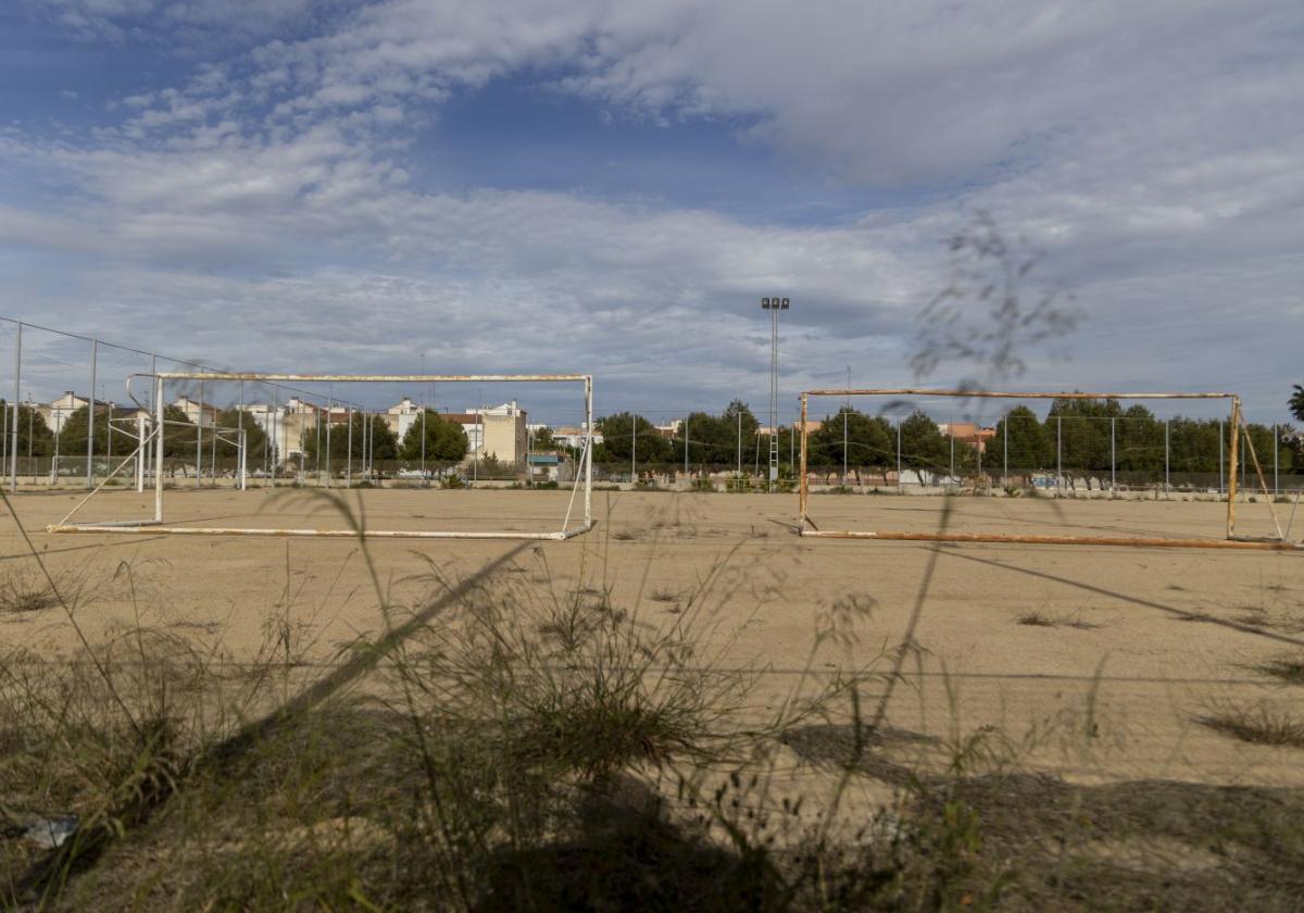 Imagen del campo de San Antón, en desuso, que utilizan los vecinos para pasear a sus mascotas y los inmigrantes alojados en el CETI del Hospital Naval para jugar al fútbol.