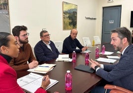 Autoridades y representantes del Colegio de Ingenieros, ayer, durante la reunión.