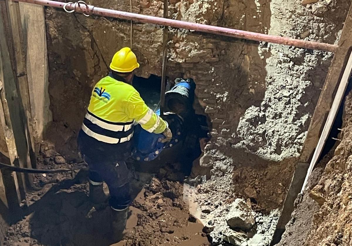 El trabajador de Emuasa, durante el cambio de la tubería.