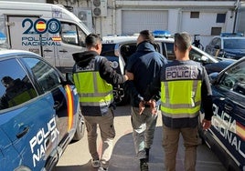 El arrestado junto a dos agentes, en el momento de su detención.