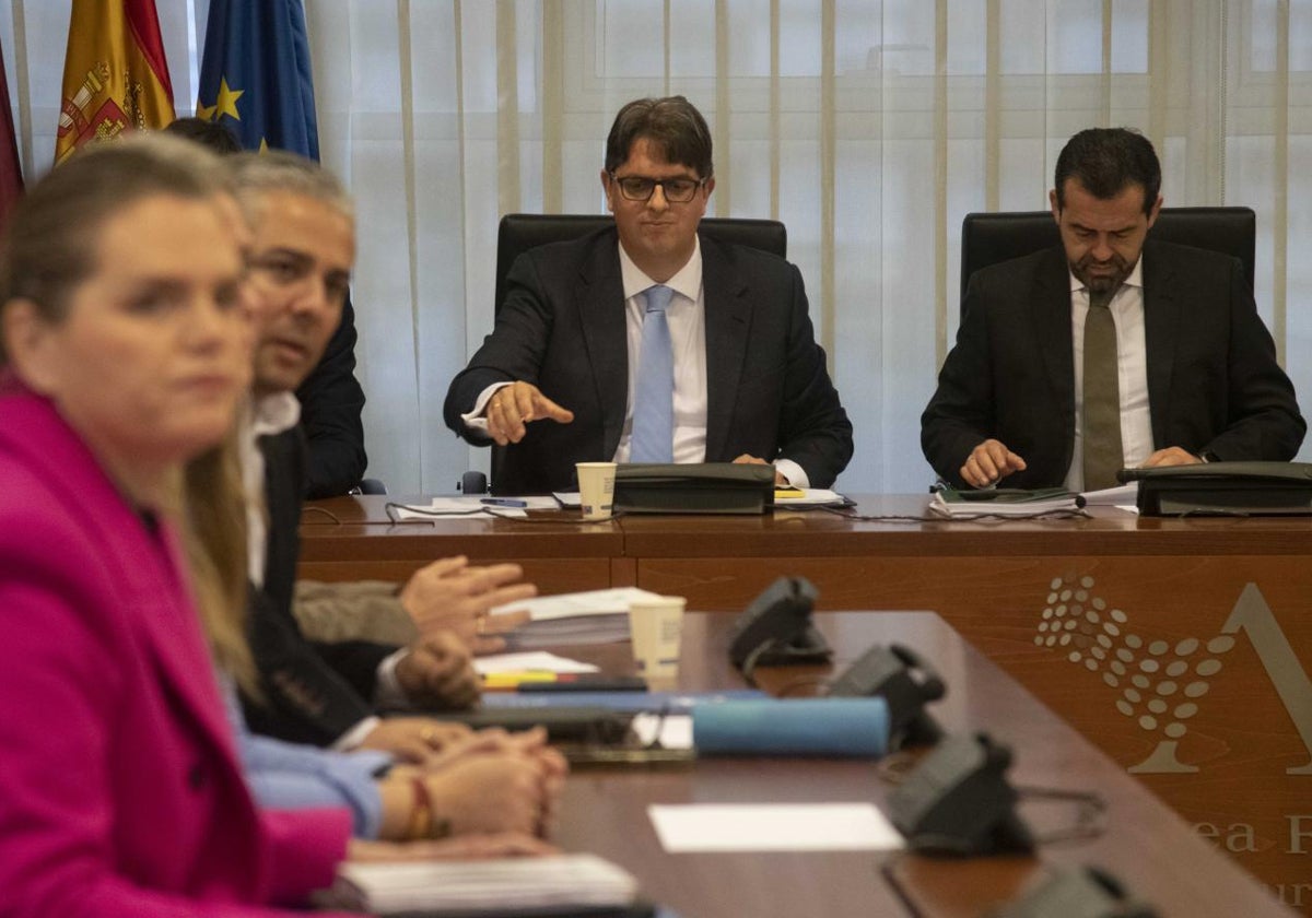 En el centro, Joaquín Rocamora, junto al presidente de la comisión, Rubén Martínez Alpañez, de Vox