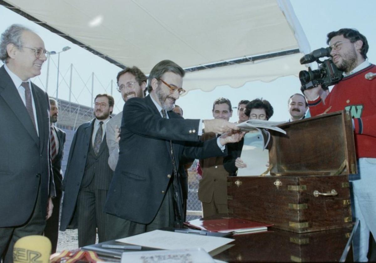 Collado y Garrido en el acto institucional de colocación de la primera piedra de la Biblioteca Regional de Murcia en 1991.