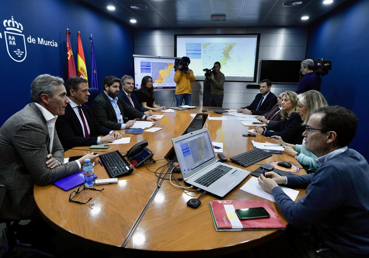 Reunión de Fernando López Miras con consejeros y directores generales en el Centro de Coordinación de Emergencias.