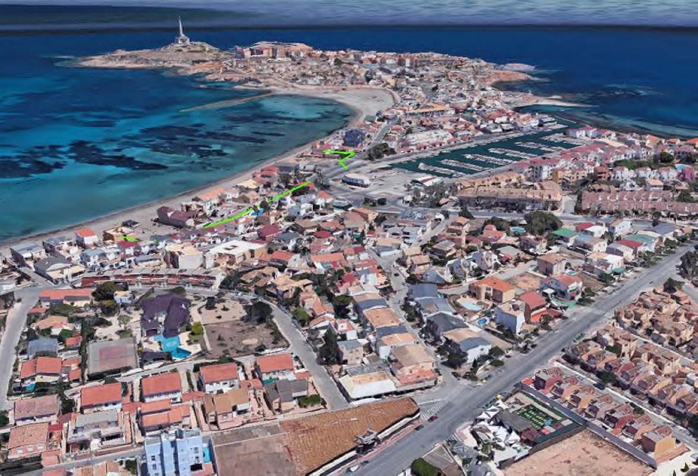 Vista aérea de Cabo de Palos. Señalada por una línea verde, zona afectada por los deslindes de la playa de Levante.