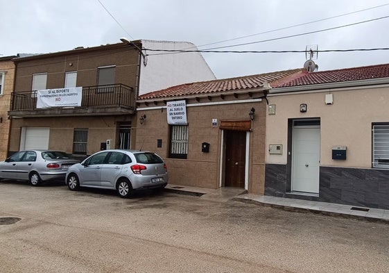 La plataforma vecinal ha llenado el barrio oriolano de carteles con consignas de protesta