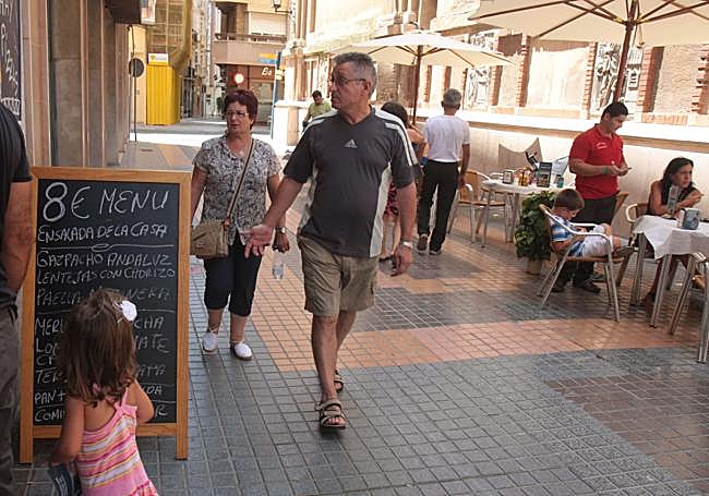 Fotografía del verano de 2011 con la pizarra del menú del día, a 8 euros, en un restaurante de Cartagena.