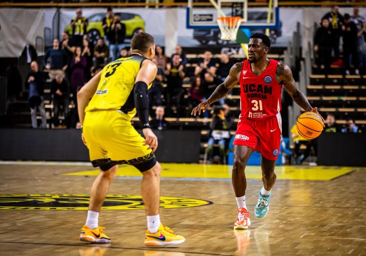 Dylan Ennis trata de esquivar al rival, durante el partido de este miércoles.