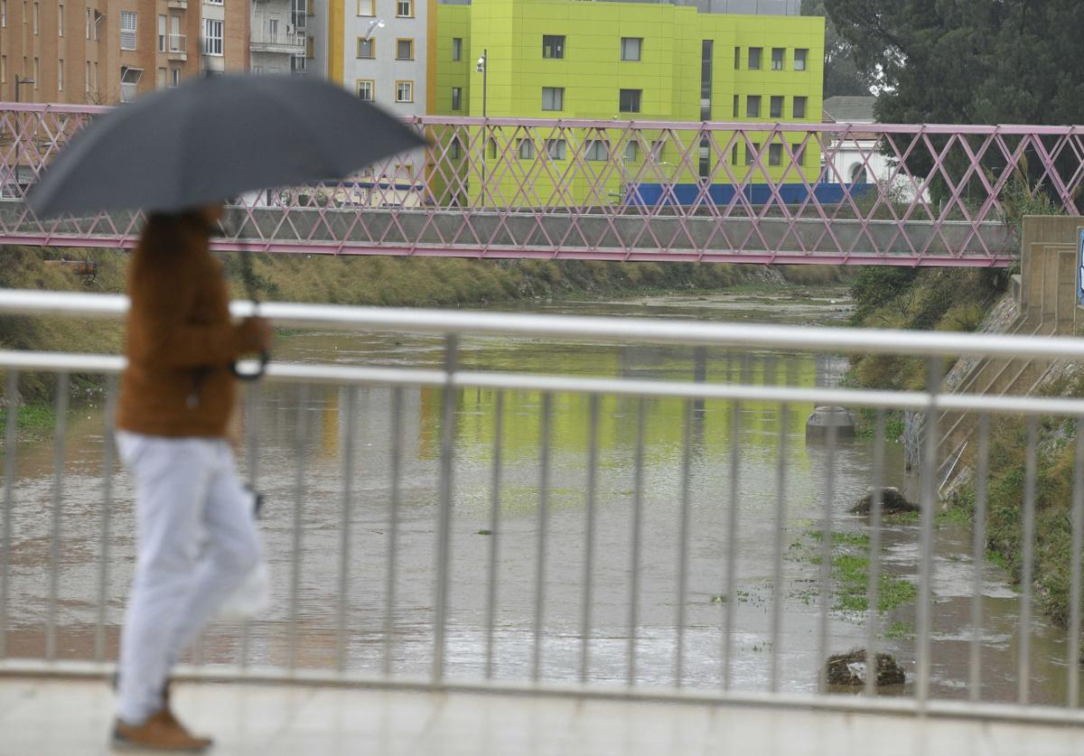 Un hombrea paseando bajo la lluvia, este miércoles, en Cartagena.