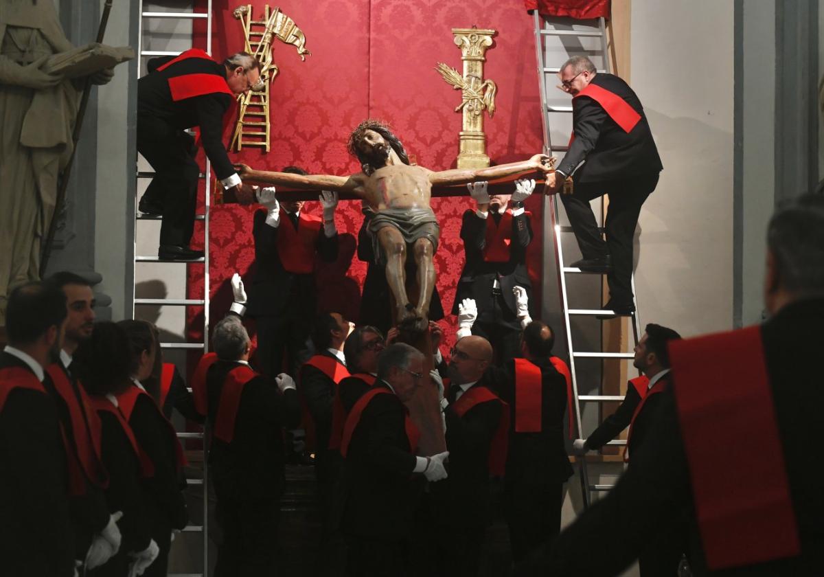 Descendimiento del Cristo de la Salud, ayer, en la iglesia de San Juan de Dios.