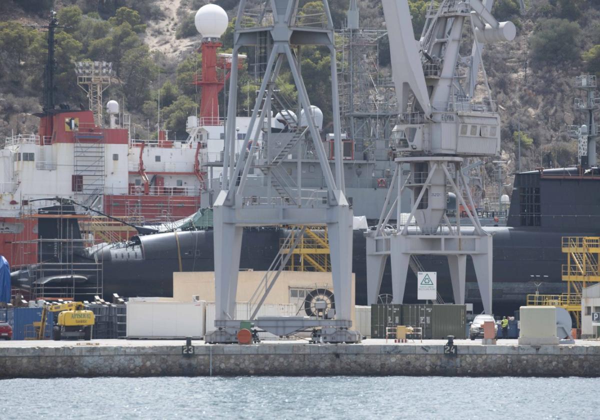 Vista de las instalaciones de Navantia en Cartagena, donde se ve el submarino S-81.