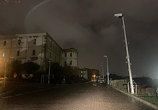 Farolas apagadas a primeras horas de la noche en Antigones.