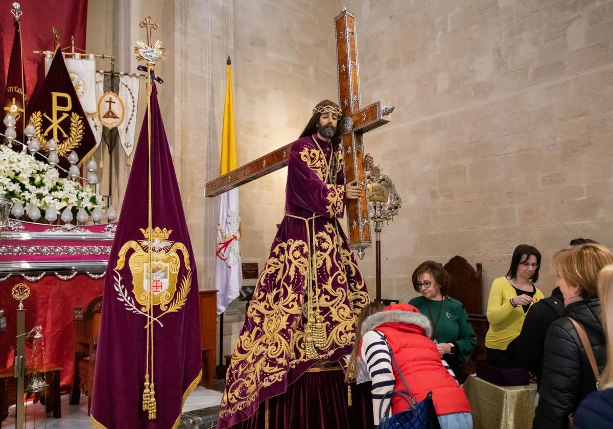 Fieles en el tradicional besapié a Nuestro Padre Jesús, en una fotografía de archivo.