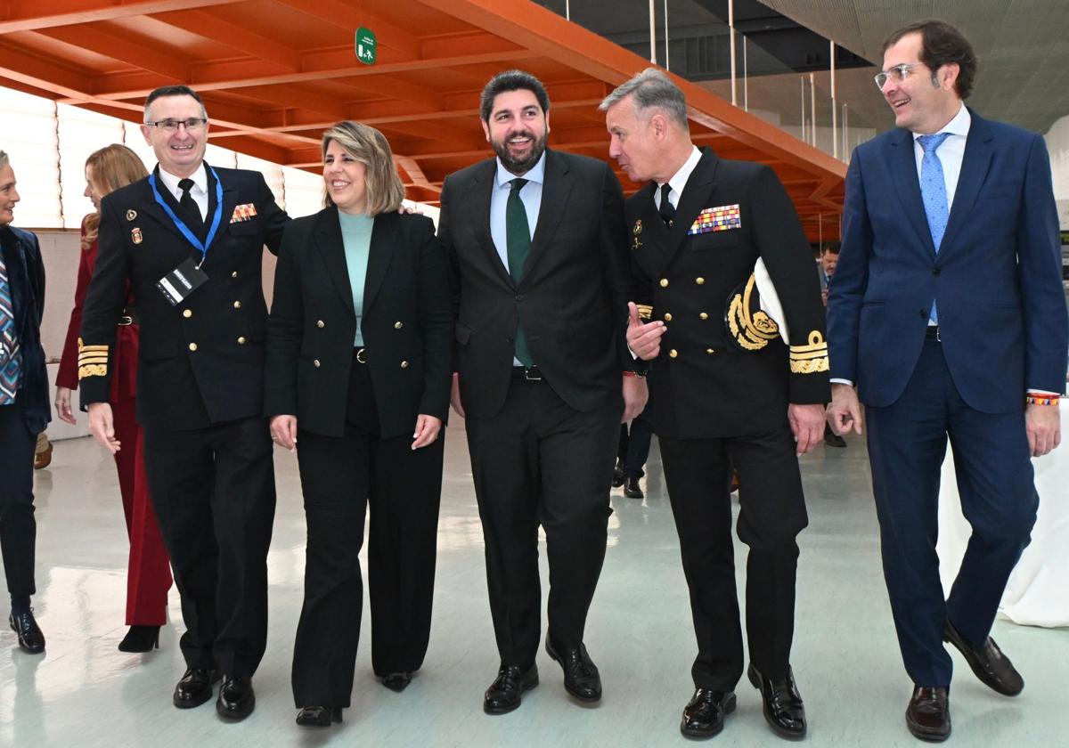 El presidente de la Comunidad, Fernando López Miras, durante la inauguración en Cartagena del Congreso Industria Naval de Defensa Europea, junto con la alcaldesa Noelia Arroyo.