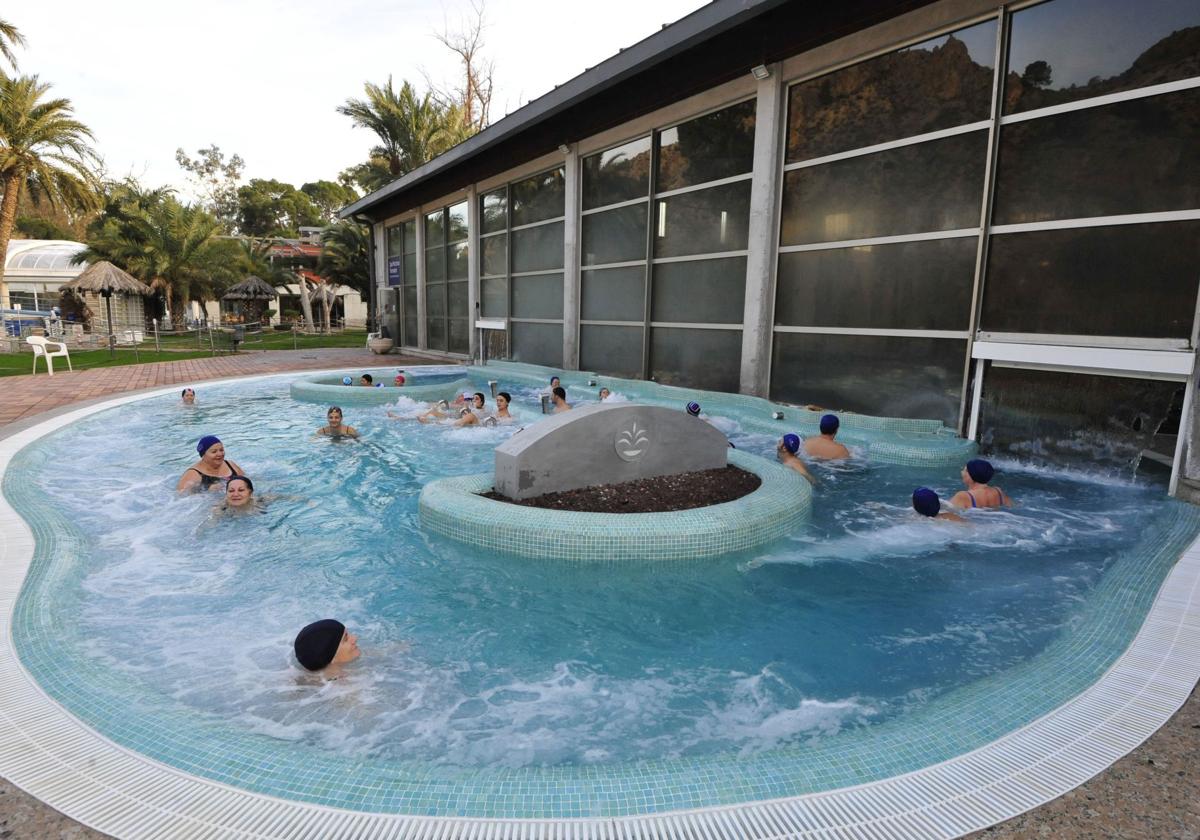 Una de las piscinas exteriores del Balneario de Archena, en una imagen de archivo.