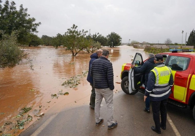 Efectivos de Emergencias, junto a una carretera inundada este jueves.