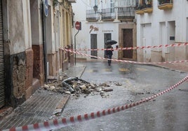 Cascotes desprendidos del alero de la fachada de una vivienda de la calle Selgas, que ha sido precintada.