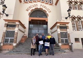 La concejala de Hacienda, Tere López, junto a representantes de la empresa, en frente del Mercado Público de La Unión.