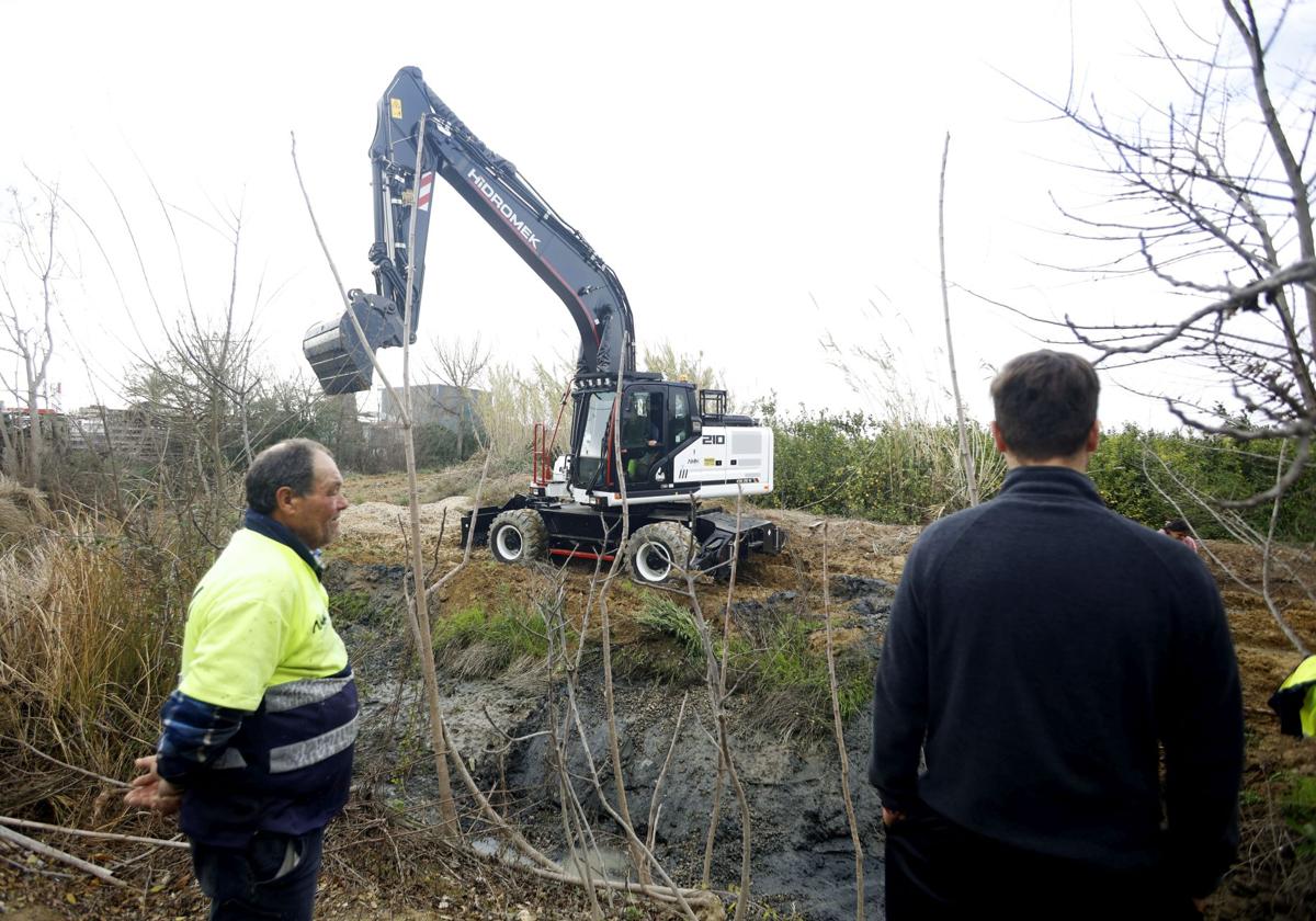 Obras, esta semana, en la acequia de Benetúcer a su paso por Llano de Brujas.