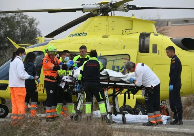 Efectivos de Emergencias evacúan a uno de los heridos.