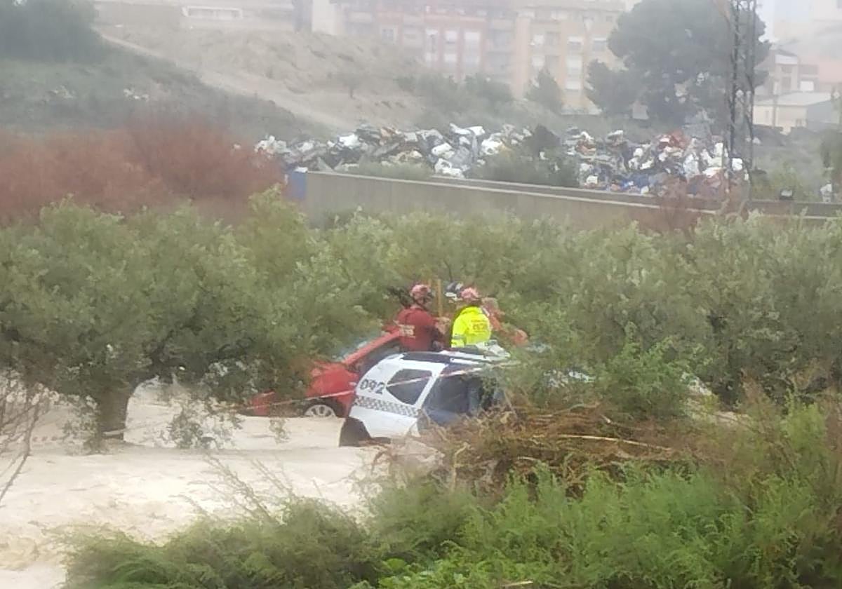 Rescatan a una conductora atrapada en su coche entre dos ramblas cuando ...