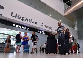 Pasajeros llegan a la terminal del aeropuerto de Corvera.