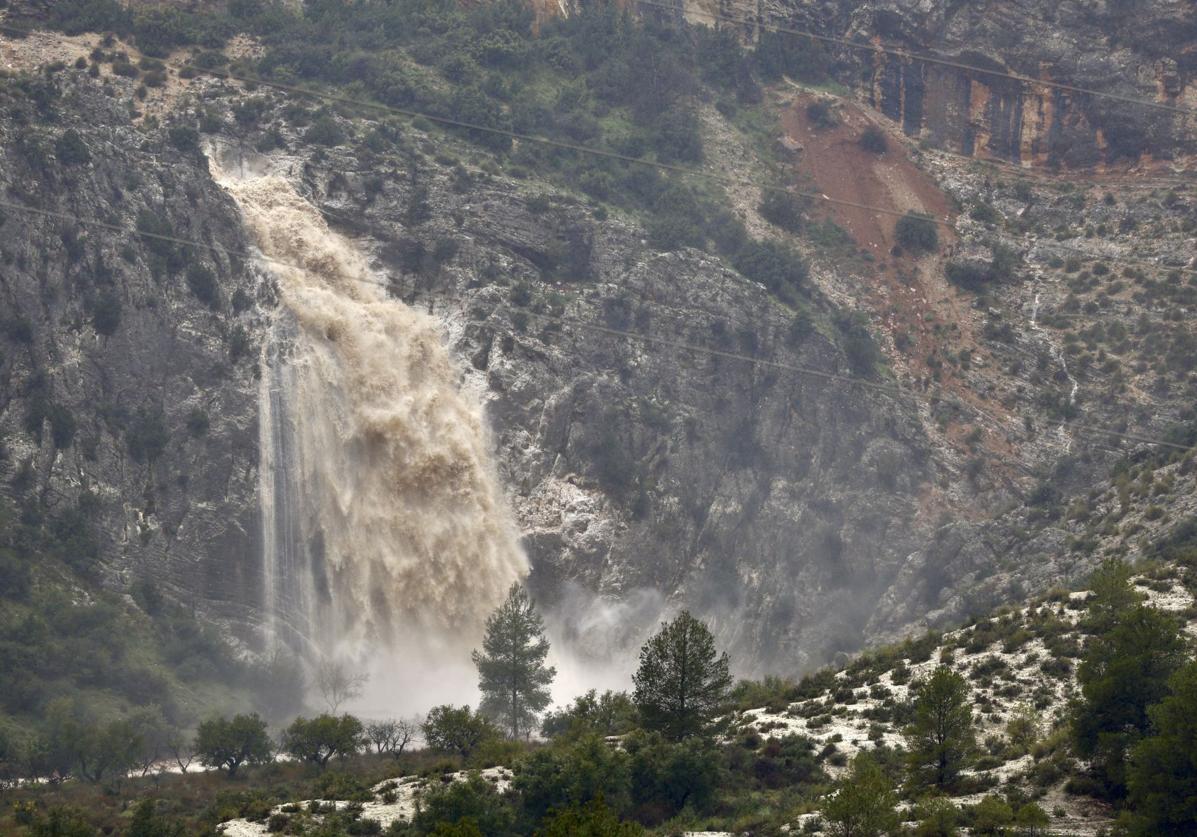 Explosión hídrica, este jueves, en el barranco del Saltador, en Cehegín.