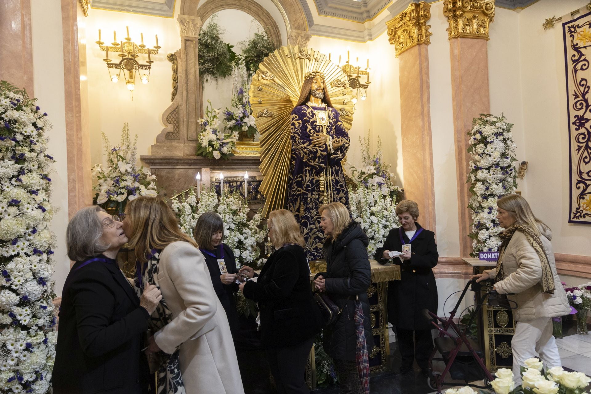 En imágenes, el besapié al Cristo de Medinaceli en Cartagena