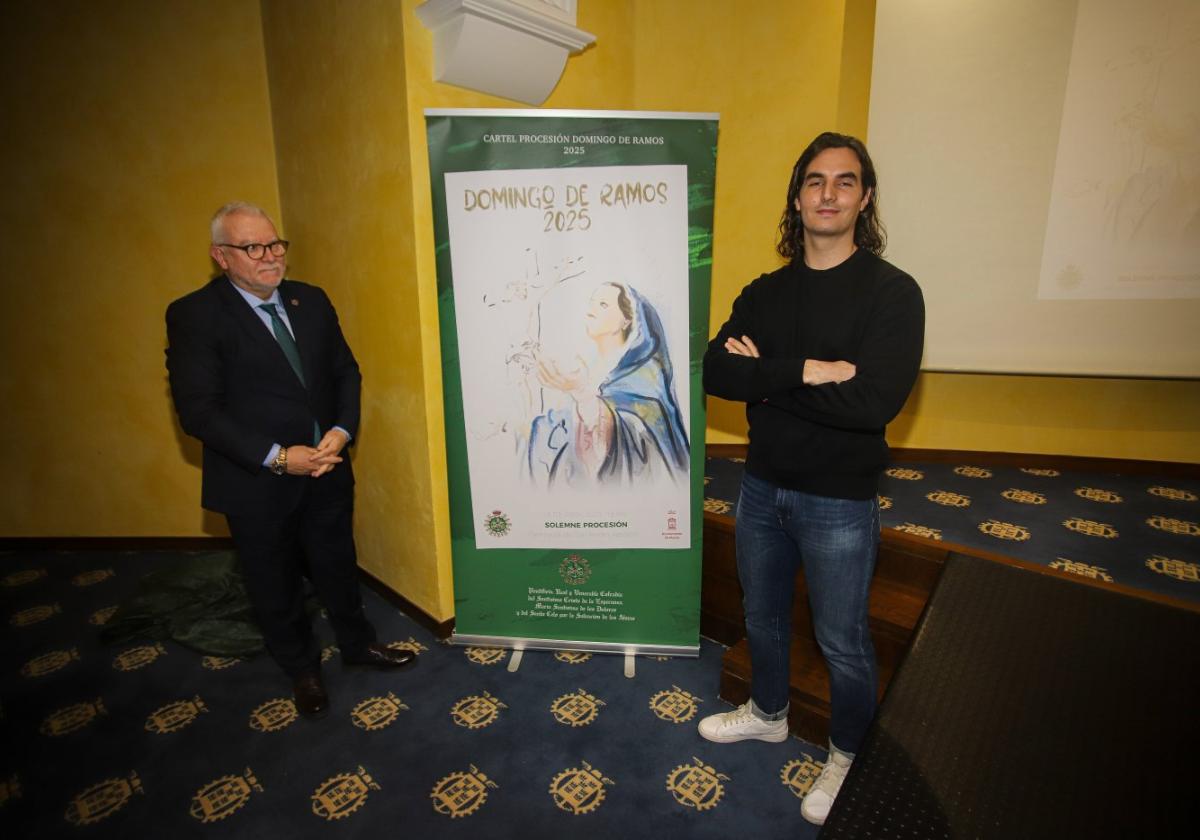 José Ignacio Sánchez y el artista Miguel Ángel Blaya, ayer, con el cartel del Domingo de Ramos.