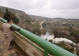 Desembalse del pantano de la Cierva en Mula tras la avenida registrada durante la mañana de ayer.