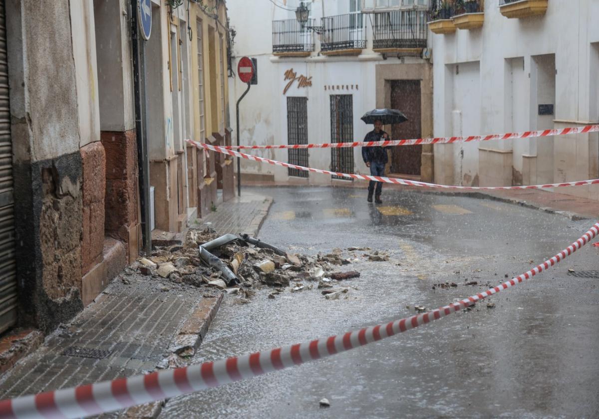 Cascotes y un trozo de canaleta desprendidos del alero de una casa de la calle Selgas, ayer.