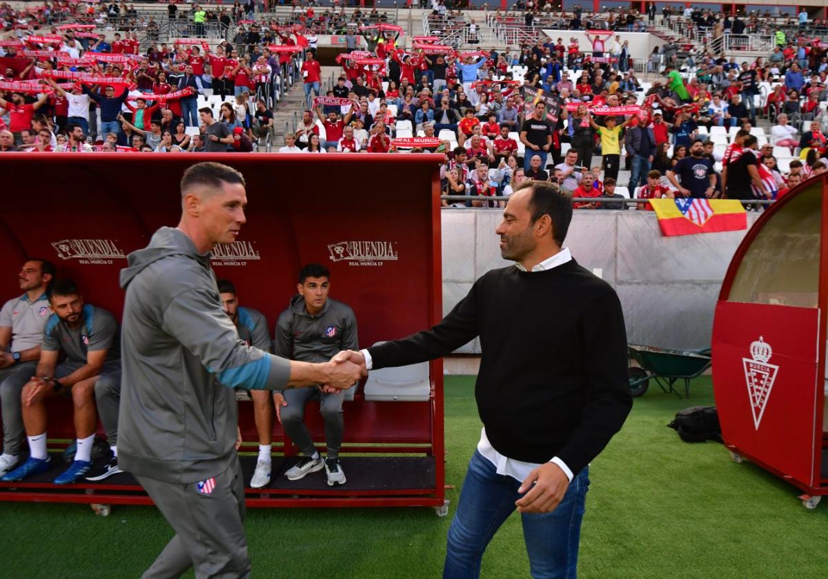 Fernando Torres y Fran Fernández se saludan antes del partido de la primera vuelta disputado en el Enrique Roca de Murcia.