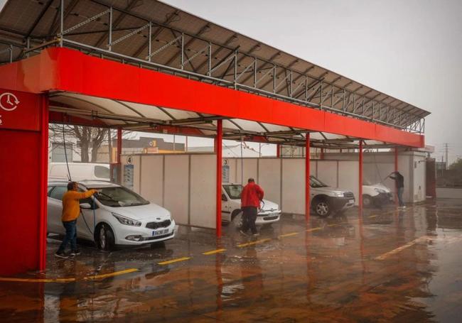Uso de agua en un lavadero de coches.
