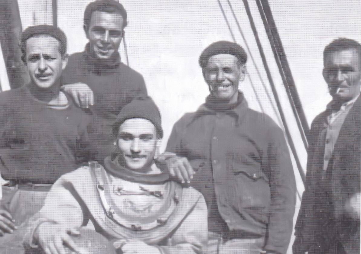 Imagen principal - 1. El buzo Tomás Rodríguez y su equipo, en 1952. 2. Primitiva cruz, con la isla al fondo. 3. Actual cruz en Escombreras, que no especifica a quién va dedicada. 