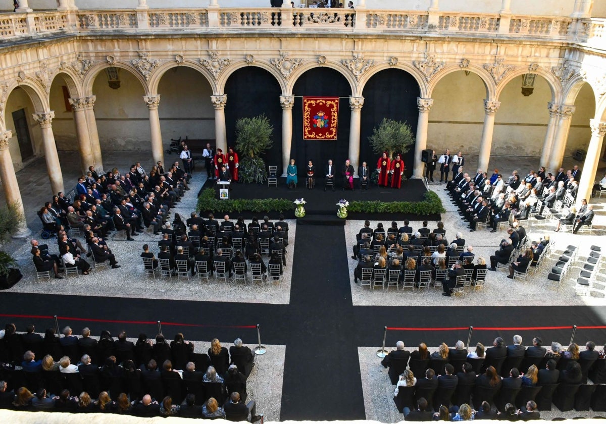 El acto de recepción del Caballero Cubierto, previo a la procesión del Santo Entierro, en 2024