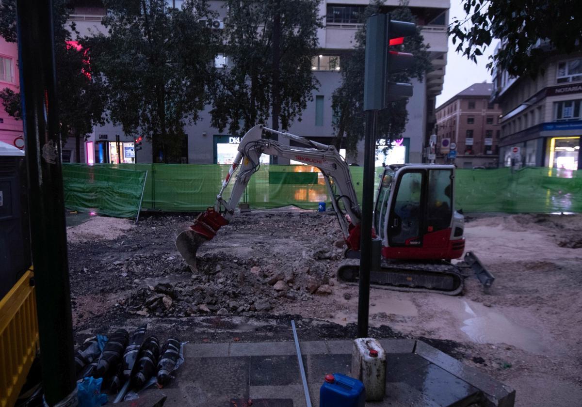 Una máquina, en la zona de trabajos de la Gran Vía de Murcia.