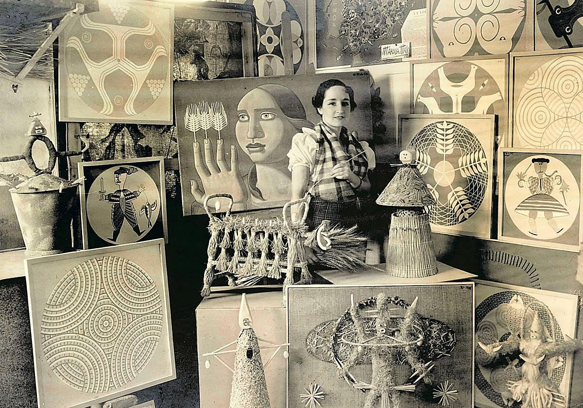 Maruja Mallo, rodeada de sus obras en su estudio de Madrid en 1936.