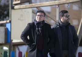 Julián Luna, a la izquierda, y un acompañante, en la previa de un partido de La Unión en el polideportivo de la población minera.