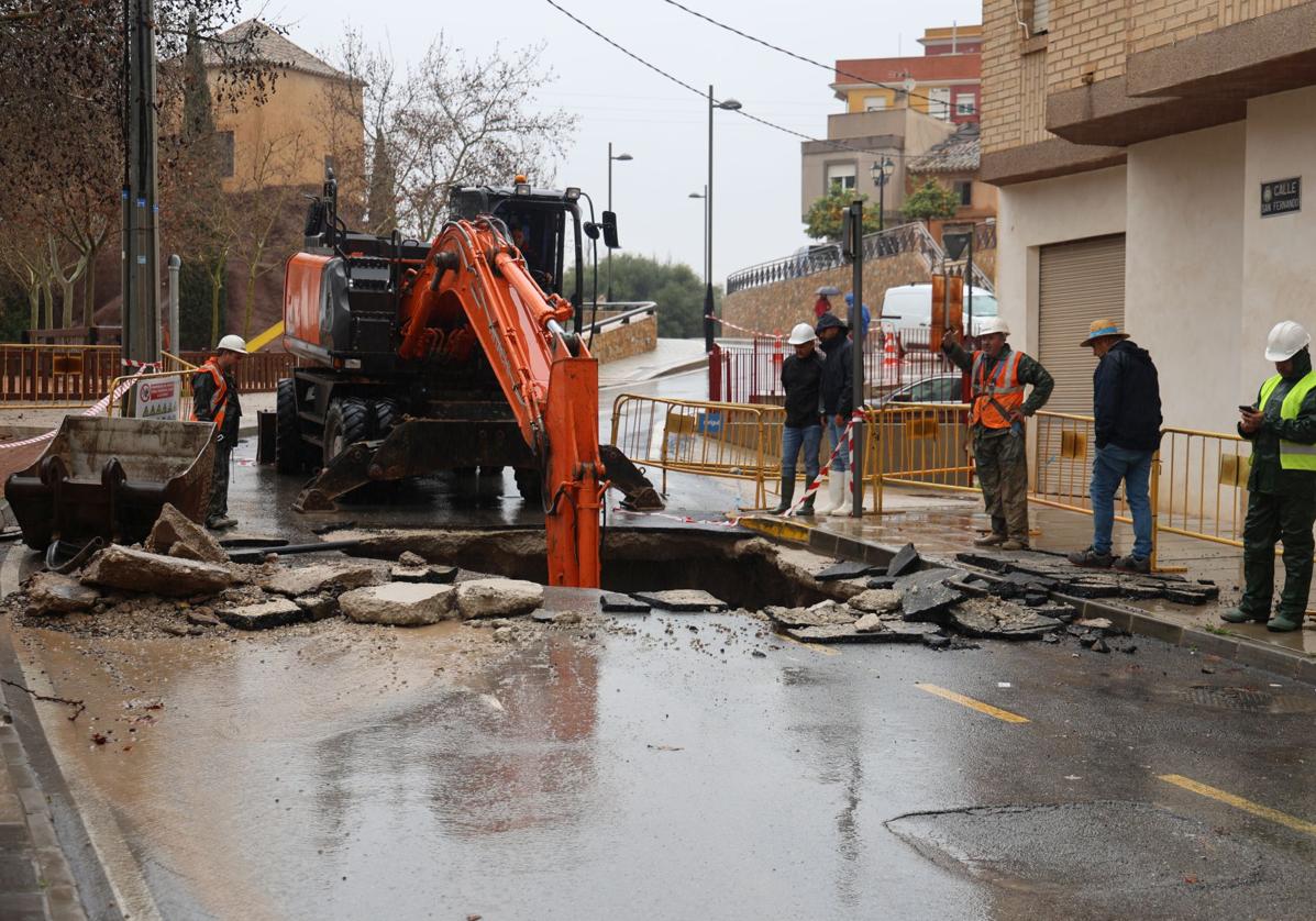 Operarios trabajan en la reparación del socavón en la calle San Fernando.