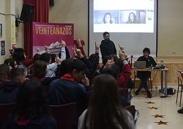 La escritora Beatriz Berrocal, con los alumnos del colegio Narval de Cartagena.