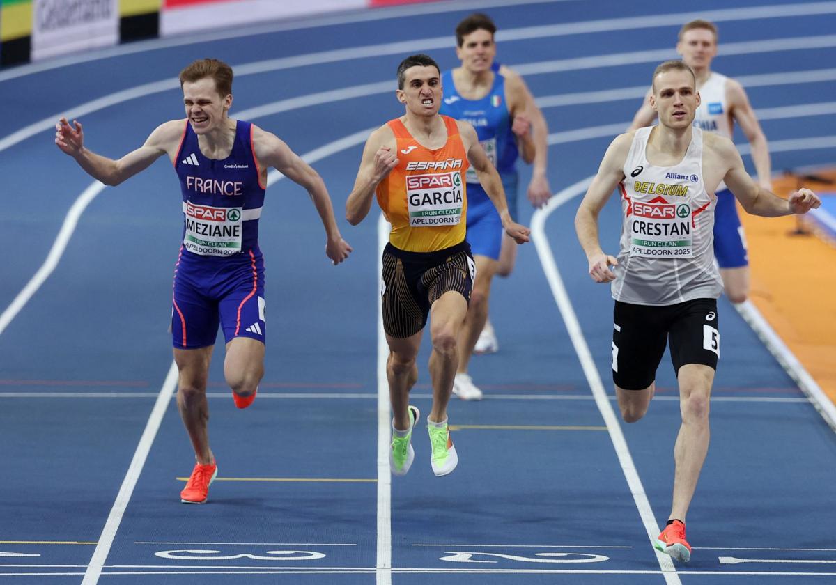 Mariano García (cen.), entrando en segunda posición en primera ronda del Europeo de pista cubierta de Países Bajos, este viernes.