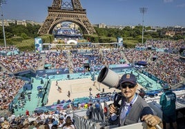 Retrato del fotógrafo en un partido de vóley playa junto a la Torre Eiffel en los pasados Juegos Olímpicos de París.