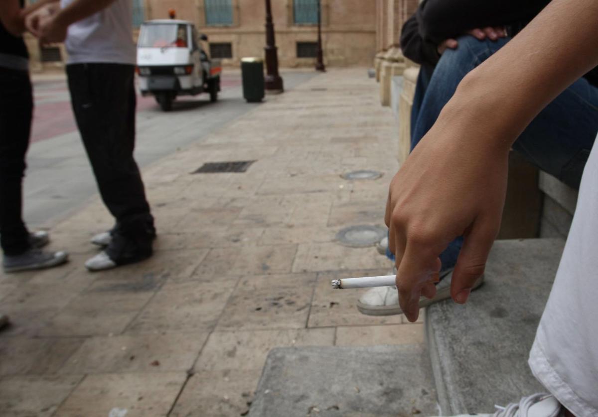 Jóvenes fumando junto a un instituto de Murcia, en una imagen de archivo.