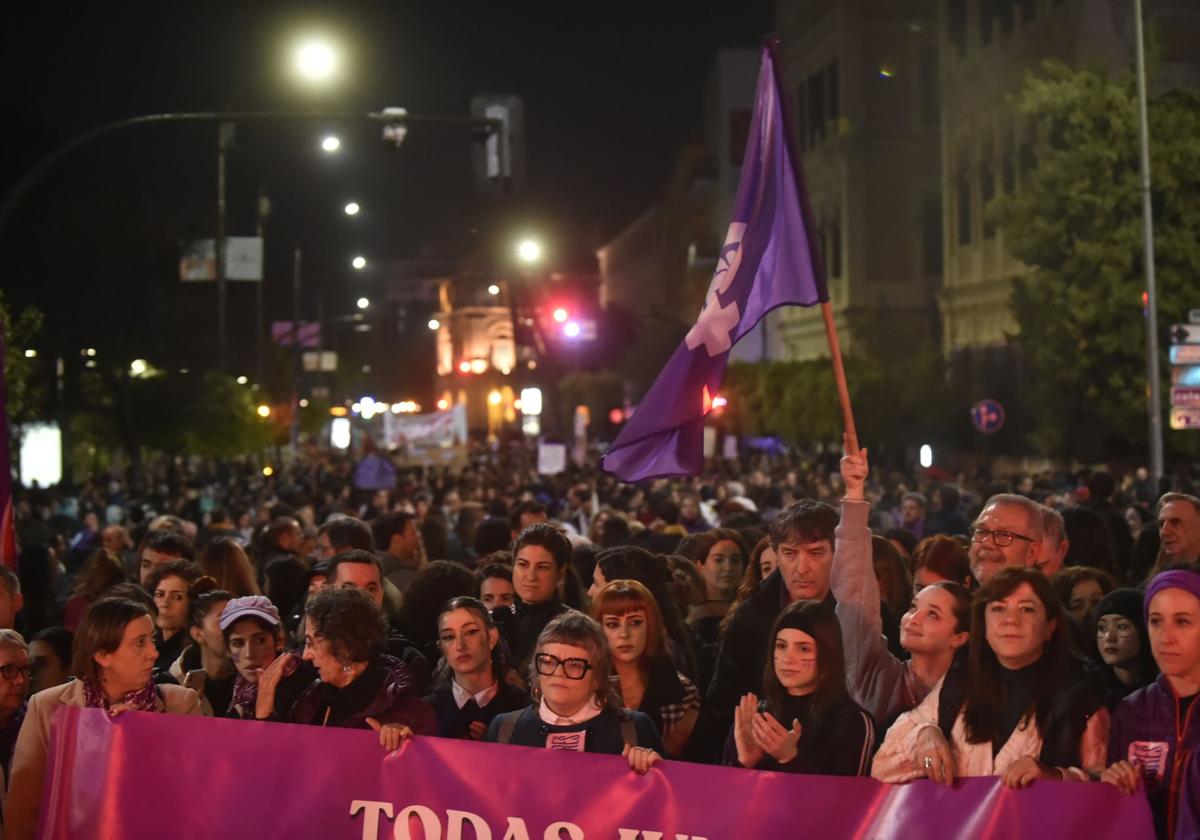 Manifestación por el 8M en la avenida Teniente Flomesta de Murcia, este sábado.