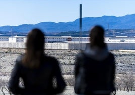 Dos funcionarias de prisiones fotografiadas frente al centro de internamiento de Campos del Río.