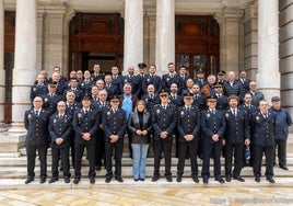 El cuerpo municipal se retrató junto a la alcaldesa Noelia Arroyo en la escalinata del Palacio Consistorial tras la misa celebrada en la iglesia castrense de Santo Domingo.