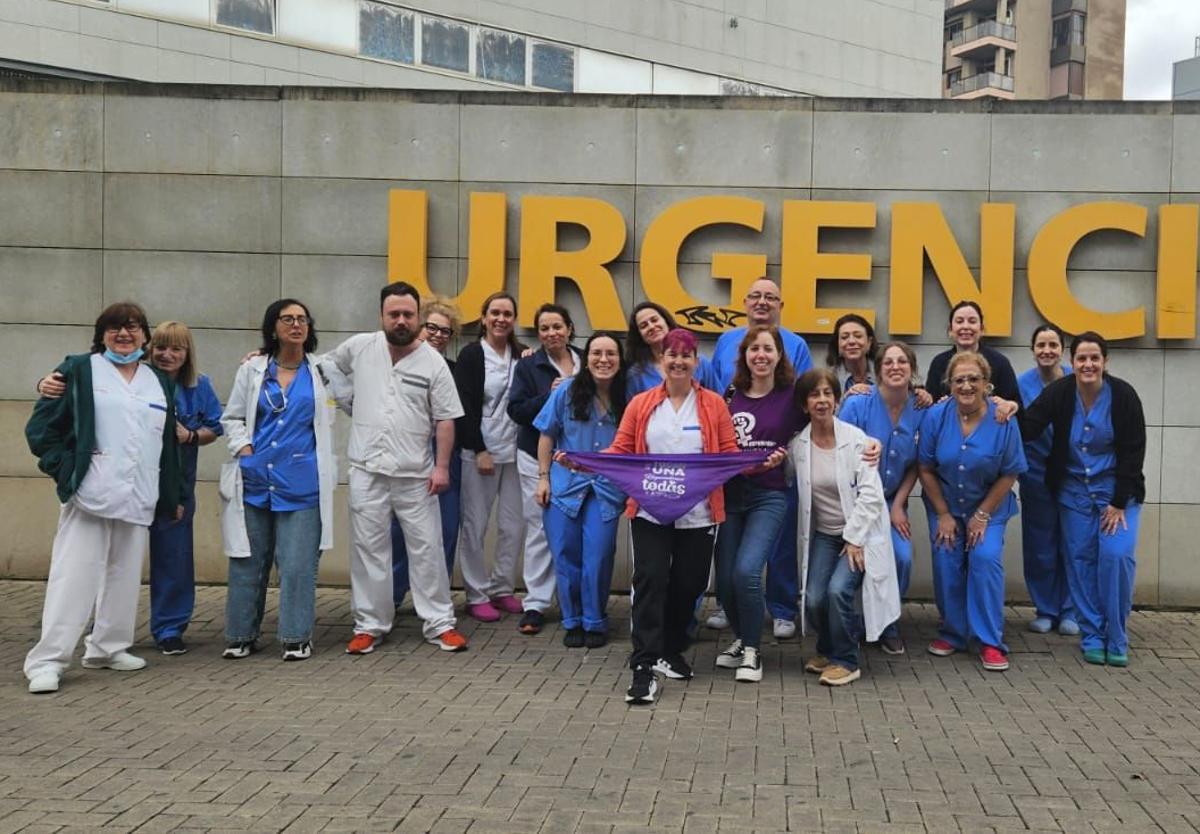 Trabajadoras del servicio de Urgencias del Reina Sofía, durante su protesta este sábado.