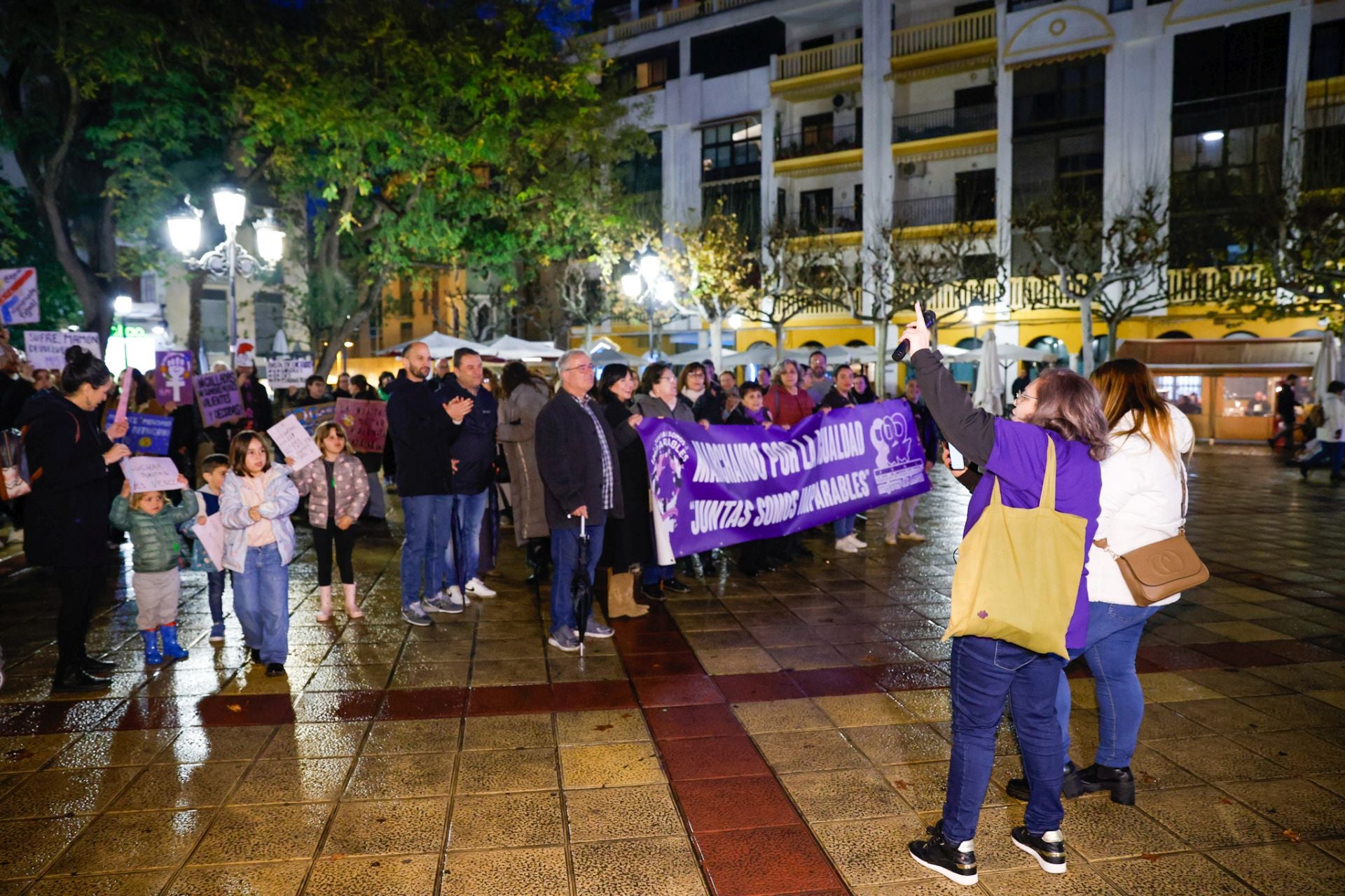 La manifestación por el 8M en Lorca, en imágenes