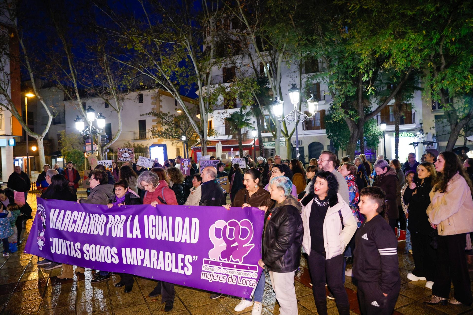 La manifestación por el 8M en Lorca, en imágenes