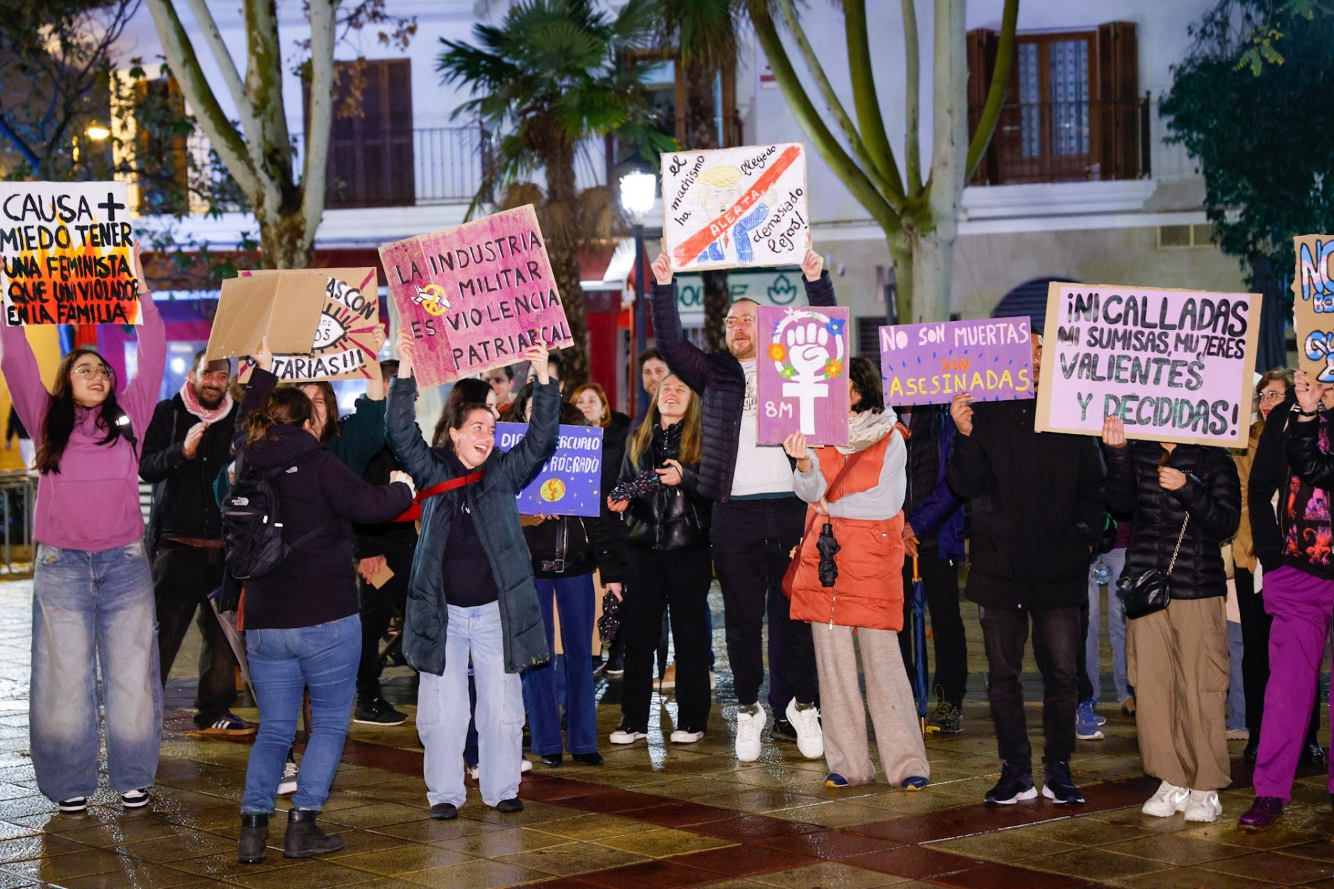 La manifestación por el 8M en Lorca, en imágenes