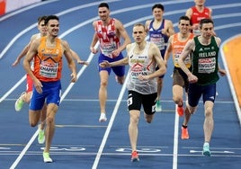 Mariano García, a la derecha de la imagen, detrás del atleta irlandés Enlish, cruza la meta quinto con gestos de sufrimiento.